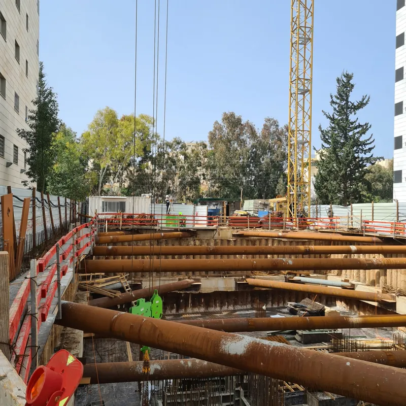 צוות מדידה בעבודה באתר בנייה